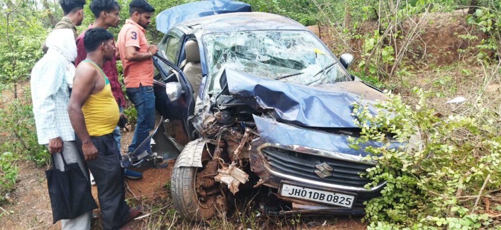 तेज रफ्तार कार सड़क दुर्घटना में आधा दर्जन घायल तेज रफ्तार कार सड़क दुर्घटना में आधा दर्जन घायल