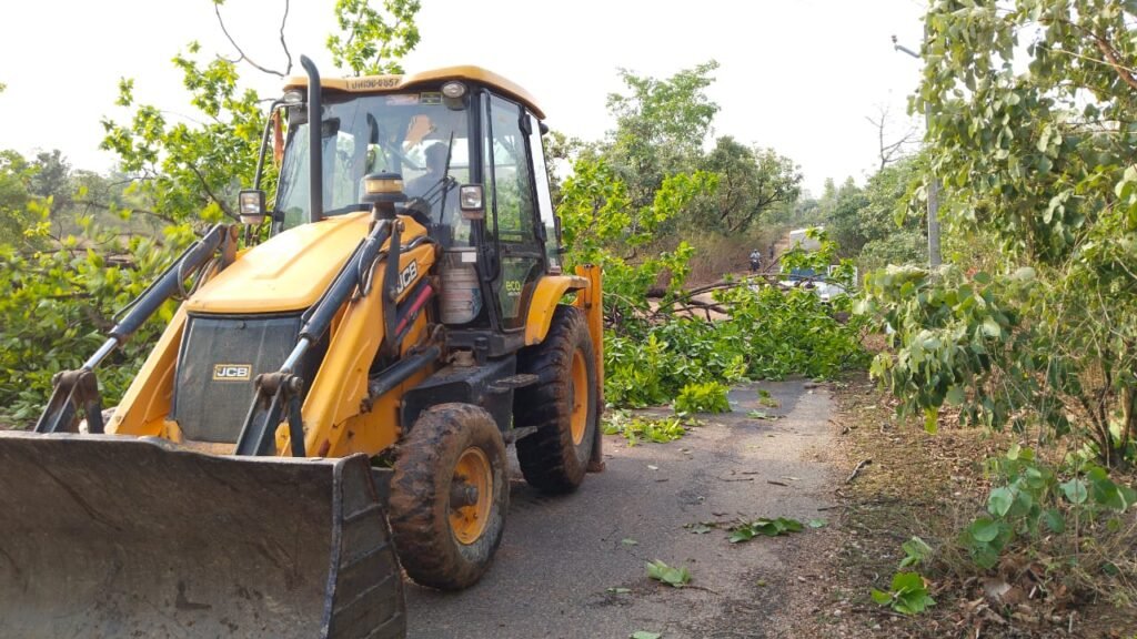 Weather Alert :आंधी-तूफान ने मचाया कहर, आदिम जनजाति के दर्जनों घरों की लाखों नुकसान Weather Alert :आंधी-तूफान ने मचाया कहर, आदिम जनजाति के दर्जनों घरों की लाखों नुकसान