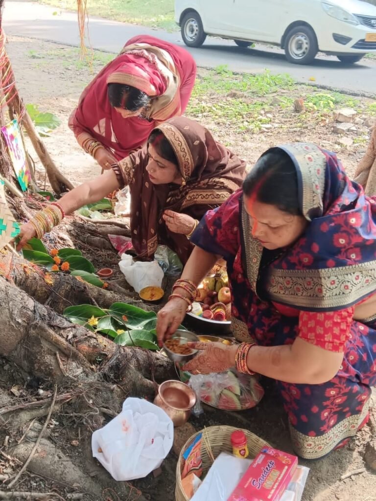 टेल्को कॉलोनी में सुहागिनों ने की वट सावित्री की पूजा
