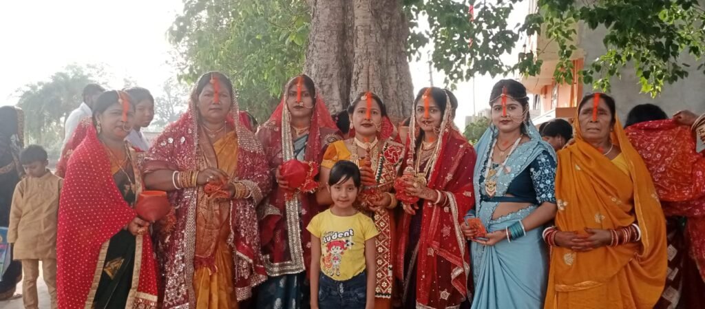 सुहागिनों ने पति की लंबी उम्र की सलामती के लिए किया वट सावित्री पूजा