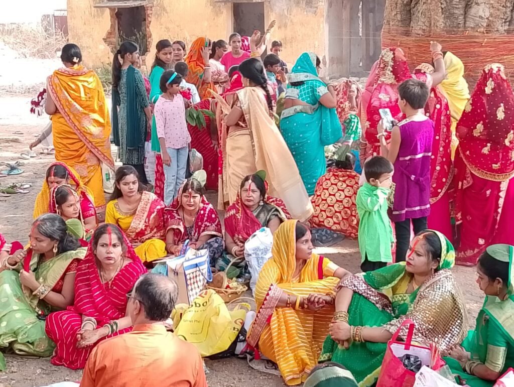 सुहागिनों ने पति की लंबी उम्र की सलामती के लिए किया वट सावित्री पूजा