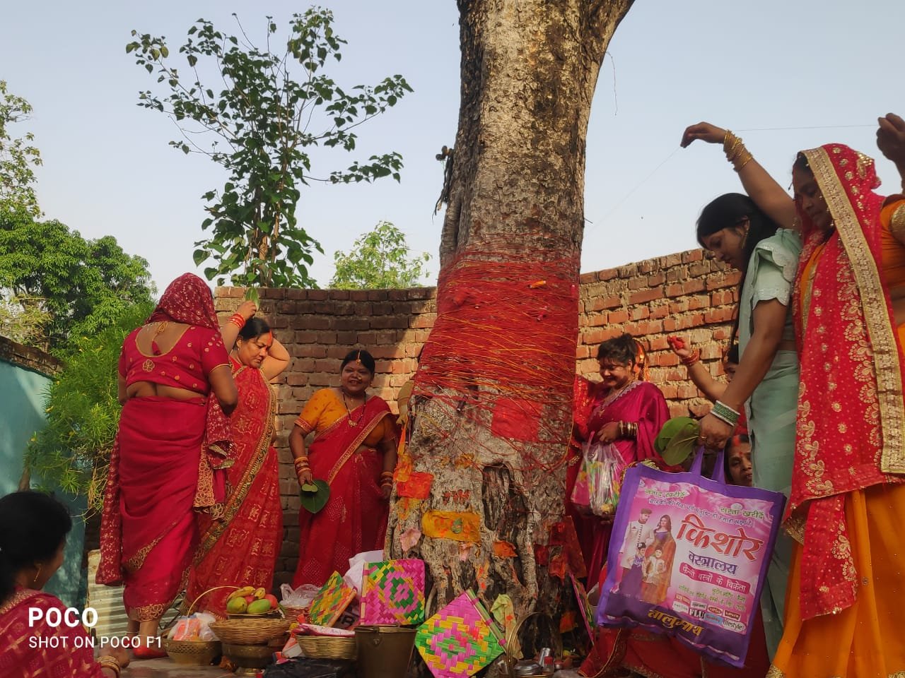 पति के दीर्घायु के लिए विवाहित महिलाओं किया वट सावित्री की पूजा