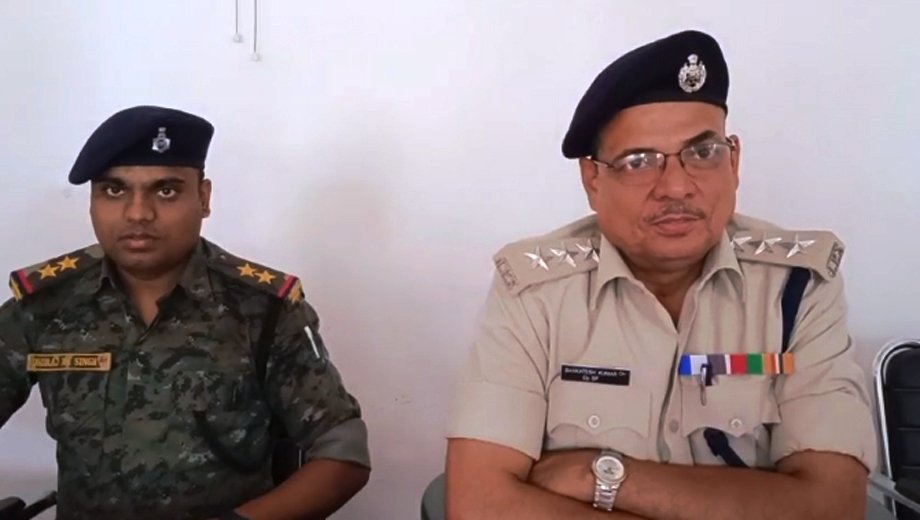 नक्सली छोटू खरवार के दस्ता के एक उग्रवादी को पुलिस ने 3 बंदूक के साथ किया गिरफ्तार