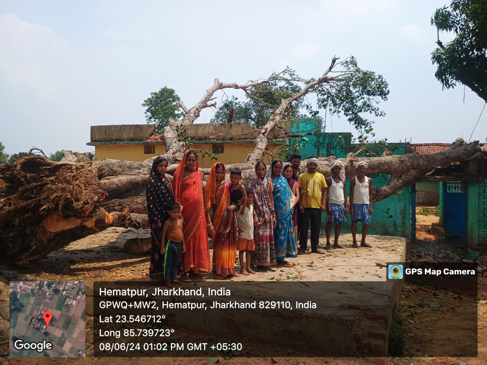 100 वर्ष पुराना विशालकाय पीपल पेड़ का डाली मकान के उपर गिरा,बाल-बाल बचे परिवार के लोग।