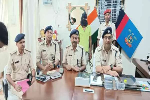 दूध व्यापारी की हत्या का खुलासा करते हुए मुख्य अभियुक्त को पुलिस ने किया गिरफ्तार दूध व्यापारी की हत्या का खुलासा करते हुए मुख्य अभियुक्त को पुलिस ने किया गिरफ्तार