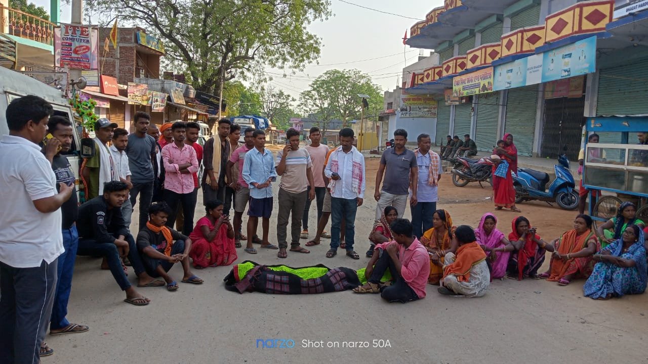 दीवार तोड़कर घर में घुसी गाड़ी, 1 की मौत, 4 लोग घायल