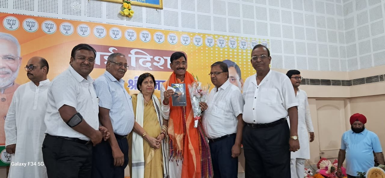 भारतीय जन महासभा ने केंद्रीय रक्षा राज्य मंत्री संजय सेठ का किया अभिनंदन भारतीय जन महासभा ने केंद्रीय रक्षा राज्य मंत्री संजय सेठ का किया अभिनंदन