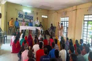 जेल अदालत सह विधिक जागरुकता शिविर में बंदियों को दी गयी कानून की जानकारी