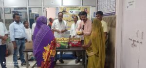 ऑर्ट ऑफ गिविंग, लातेहार द्वारा सदर अस्पताल में मरीजों के बीच किया गया फल का वितरण