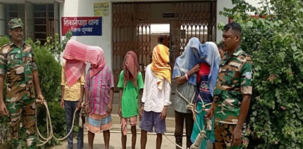 दुमका:बच्चा चोरी के आरोप में युवक की पिटाई के मामले में आठ गिरफ्तार दुमका:बच्चा चोरी के आरोप में युवक की पिटाई के मामले में आठ गिरफ्तार