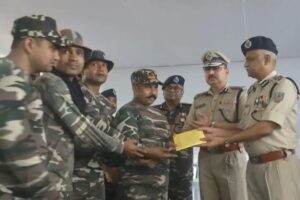 पाँच नक्सलियों को ढेर करने व दो को गिरफ्तार करने वाली टीम को डीजीपी ने किया सम्मानित