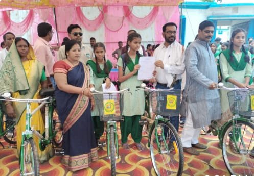 बीआरसी मनिका में स्कूली छात्राओं के बीच किया गया साइकिल का वितरण