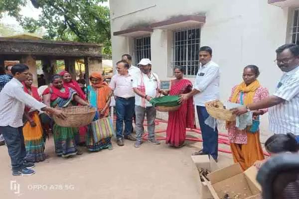 मुख्यमंत्री पशुधन योजना के तहत 50 लाभुकों के बीच बत्तख के चूजों का वितरण