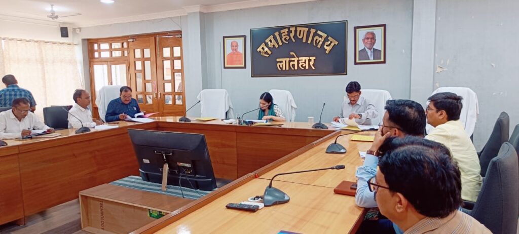 डीएमएफटी से किये जा रहे विकास कार्यों की उपायुक्त ने की समीक्षा डीएमएफटी से किये जा रहे विकास कार्यों की उपायुक्त ने की समीक्षा