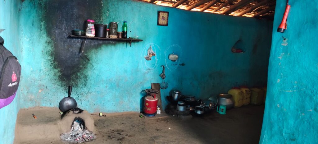 नाबालिक की छात्रा के सिर से उठा माँ-बाप का साया: पढ़ाई छोड़ मजदूरी करने के लिये हुई विवस नाबालिक की छात्रा के सिर से उठा माँ-बाप का साया: पढ़ाई छोड़ मजदूरी करने के लिये हुई विवस