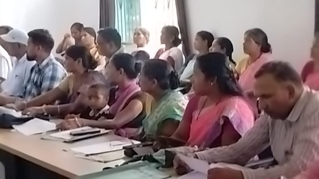 बीडीओ दिनेश कुमार ने प्रखंड सभागार में बीएलओ के साथ की बैठक बीडीओ दिनेश कुमार ने प्रखंड सभागार में बीएलओ के साथ की बैठक
