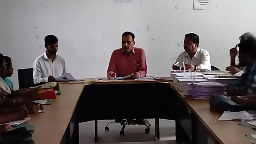 बीडीओ दिनेश कुमार ने प्रखंड सभागार में बीएलओ के साथ की बैठक बीडीओ दिनेश कुमार ने प्रखंड सभागार में बीएलओ के साथ की बैठक