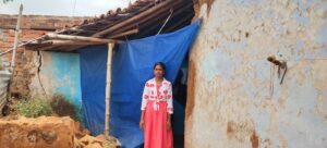 नाबालिक की छात्रा के सिर से उठा माँ-बाप का साया: पढ़ाई छोड़ मजदूरी करने के लिये हुई विवस