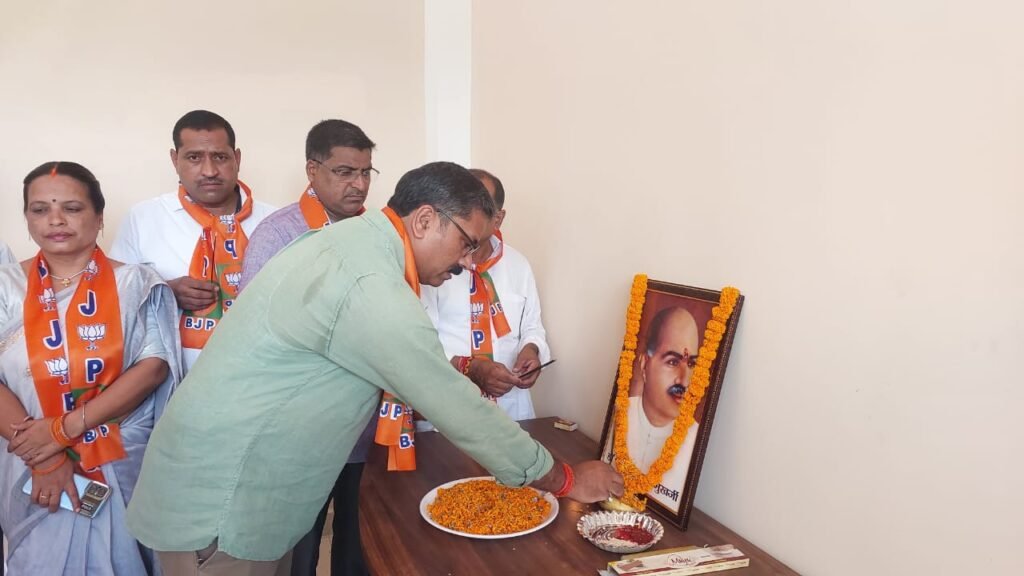 भाजपा कार्यकर्ताओ के द्वारा मनाया गया डॉ श्यामा प्रसाद मुखर्जी का बलिदान दिवस भाजपा कार्यकर्ताओ के द्वारा मनाया गया डॉ श्यामा प्रसाद मुखर्जी का बलिदान दिवस