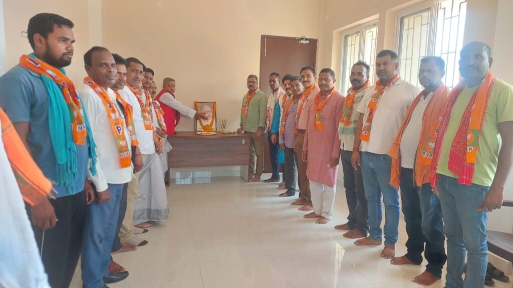 भाजपा कार्यकर्ताओ के द्वारा मनाया गया डॉ श्यामा प्रसाद मुखर्जी का बलिदान दिवस भाजपा कार्यकर्ताओ के द्वारा मनाया गया डॉ श्यामा प्रसाद मुखर्जी का बलिदान दिवस