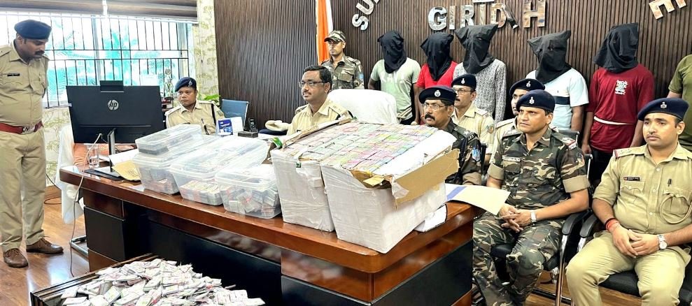 गिरिडीह :14.15 लाख रुपये के कीमत की लॉटरी के साथ पाँच युवक गिरफ्तार गिरिडीह :14.15 लाख रुपये के कीमत की लॉटरी के साथ पाँच युवक गिरफ्तार