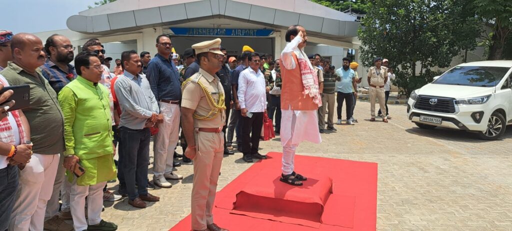 राज्यपाल रघुवर दास पहुंचे जमशेदपुर,हुआ स्वागत राज्यपाल रघुवर दास पहुंचे जमशेदपुर,हुआ स्वागत
