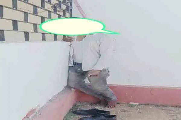 सीएनआई चर्च की खिड़की में एक व्यक्ति का शव फांसी के फंदे से झूलता मिला: जांच में जुटी पुलिस सीएनआई चर्च की खिड़की में एक व्यक्ति का शव फांसी के फंदे से झूलता मिला: जांच में जुटी पुलिस