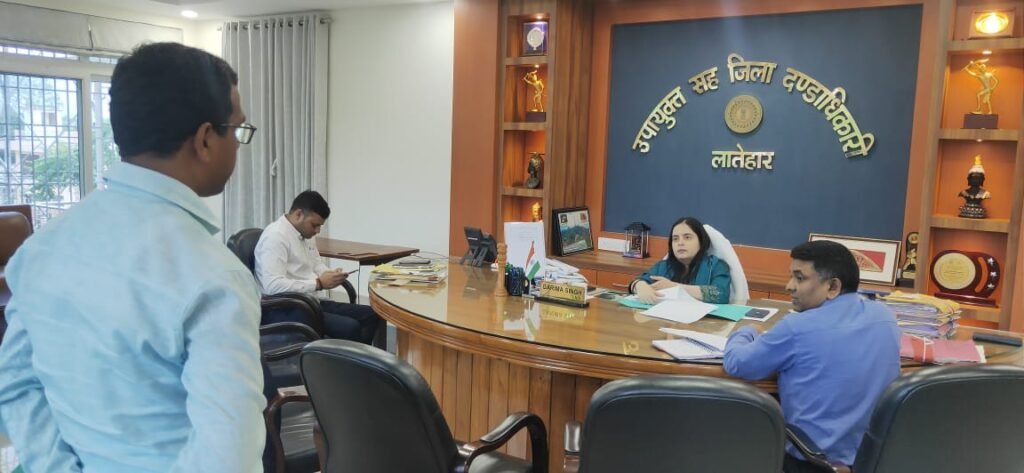 भू-अर्जन से संबंधित मामलों की उपायुक्त ने की समीक्षा
