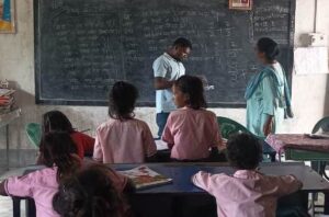 राप्रावि दुगिला के बच्चों के बीच पुस्तक एंव ज्योमेट्री बॉक्स का वितरण