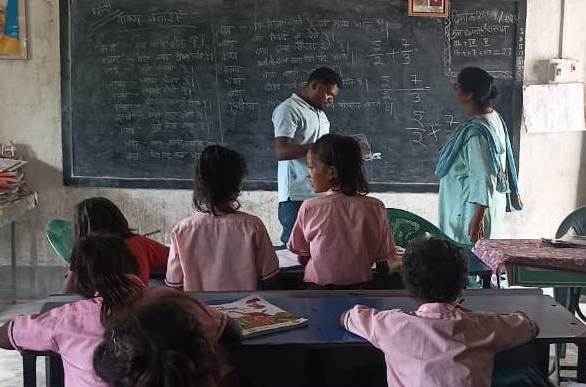 राप्रावि दुगिला के बच्चों के बीच पुस्तक एंव ज्योमेट्री बॉक्स का वितरण राप्रावि दुगिला के बच्चों के बीच पुस्तक एंव ज्योमेट्री बॉक्स का वितरण