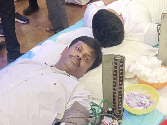 दिनेश कुमार 50 वीं बार किये रक्तदान, हुए सम्मानित दिनेश कुमार 50 वीं बार किये रक्तदान, हुए सम्मानित