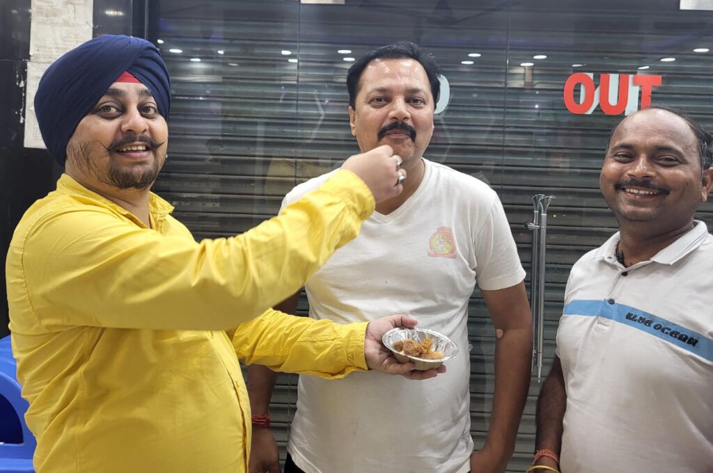 बधाई देने देवेंद्र,अभिषेक और चरणजीत के आवास पहुंचे राष्ट्रीय महासचिव प्रीतम भाटिया