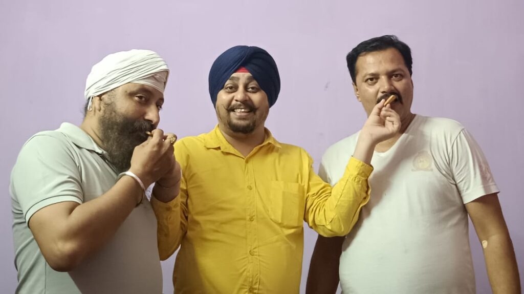 बधाई देने देवेंद्र,अभिषेक और चरणजीत के आवास पहुंचे राष्ट्रीय महासचिव प्रीतम भाटिया