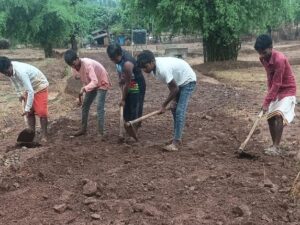 रतहाखाड़ में ग्रामीणों ने किया श्रमदान से सड़क का मरम्मत