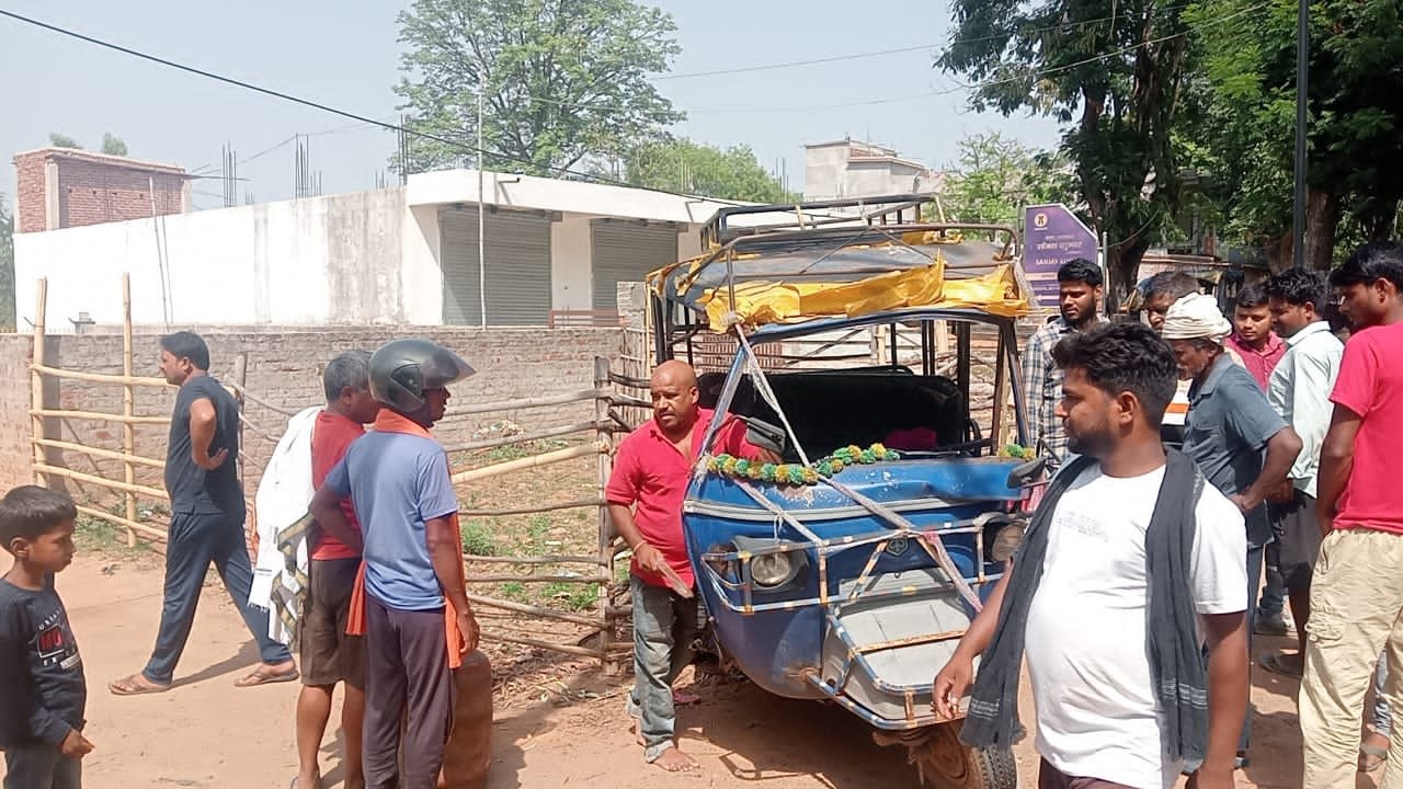 कार और टेंपू में जोरदार सीधी टक्कर: पांच घायल