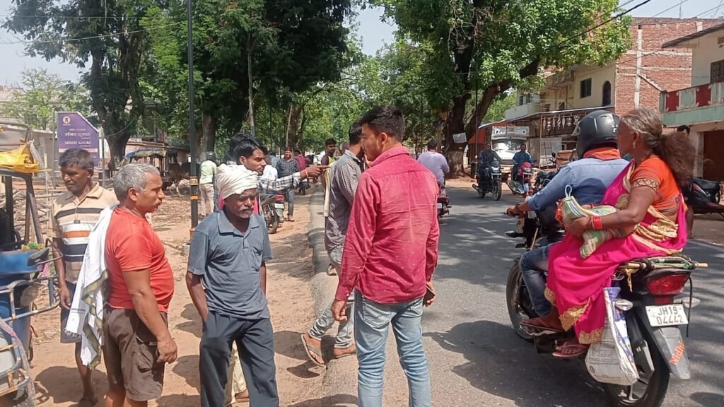 कार और टेंपू में जोरदार सीधी टक्कर: पांच घायल कार और टेंपू में जोरदार सीधी टक्कर: पांच घायल