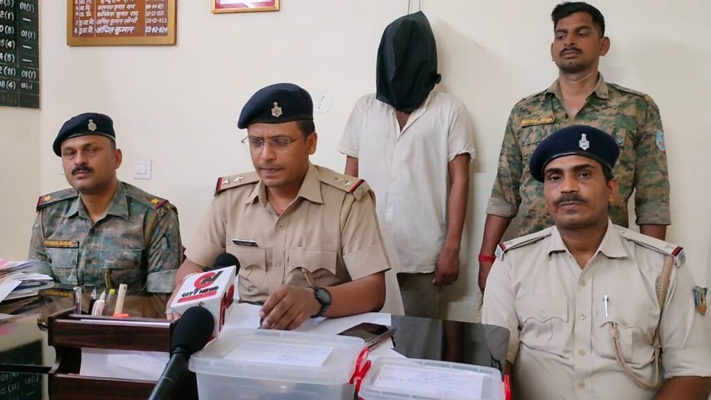 सतबरवा पुलिस के द्वारा वाहन जांच के क्रम में हथियार सहित एक युवक को धर दबोचा गया सतबरवा पुलिस के द्वारा वाहन जांच के क्रम में हथियार सहित एक युवक को धर दबोचा गया