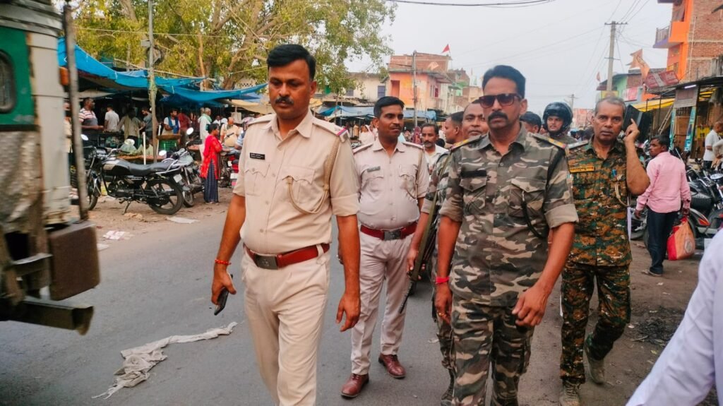 सतबरवा थाना ,पुलिस बल के जवानों द्वारा निकाला गया फ्लैग मार्च सतबरवा थाना ,पुलिस बल के जवानों द्वारा निकाला गया फ्लैग मार्च