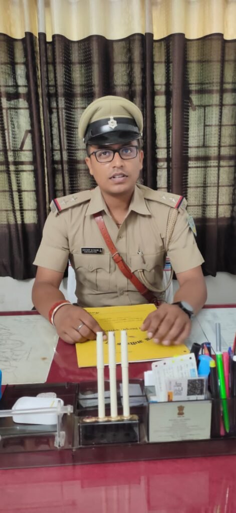सतबरवा थाना ,पुलिस बल के जवानों द्वारा निकाला गया फ्लैग मार्च सतबरवा थाना ,पुलिस बल के जवानों द्वारा निकाला गया फ्लैग मार्च