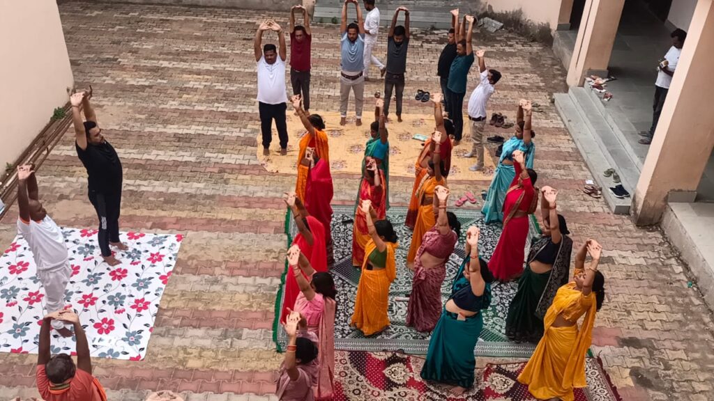 स्वस्थ रहने के लिए योग करना अनिवार्य है :-दिनेश यादव