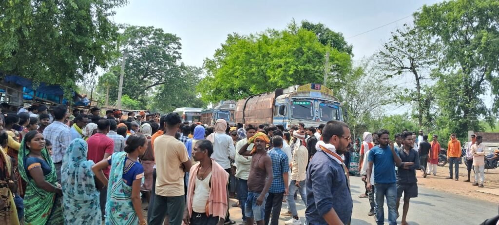 शराब की नशे में धुत पिकअप चालक ने दूसरे ड्राइवर को अपने चपेट में ले लिया, इलाज के दौरान हुई मौत शराब की नशे में धुत पिकअप चालक ने दूसरे ड्राइवर को अपने चपेट में ले लिया, इलाज के दौरान हुई मौत