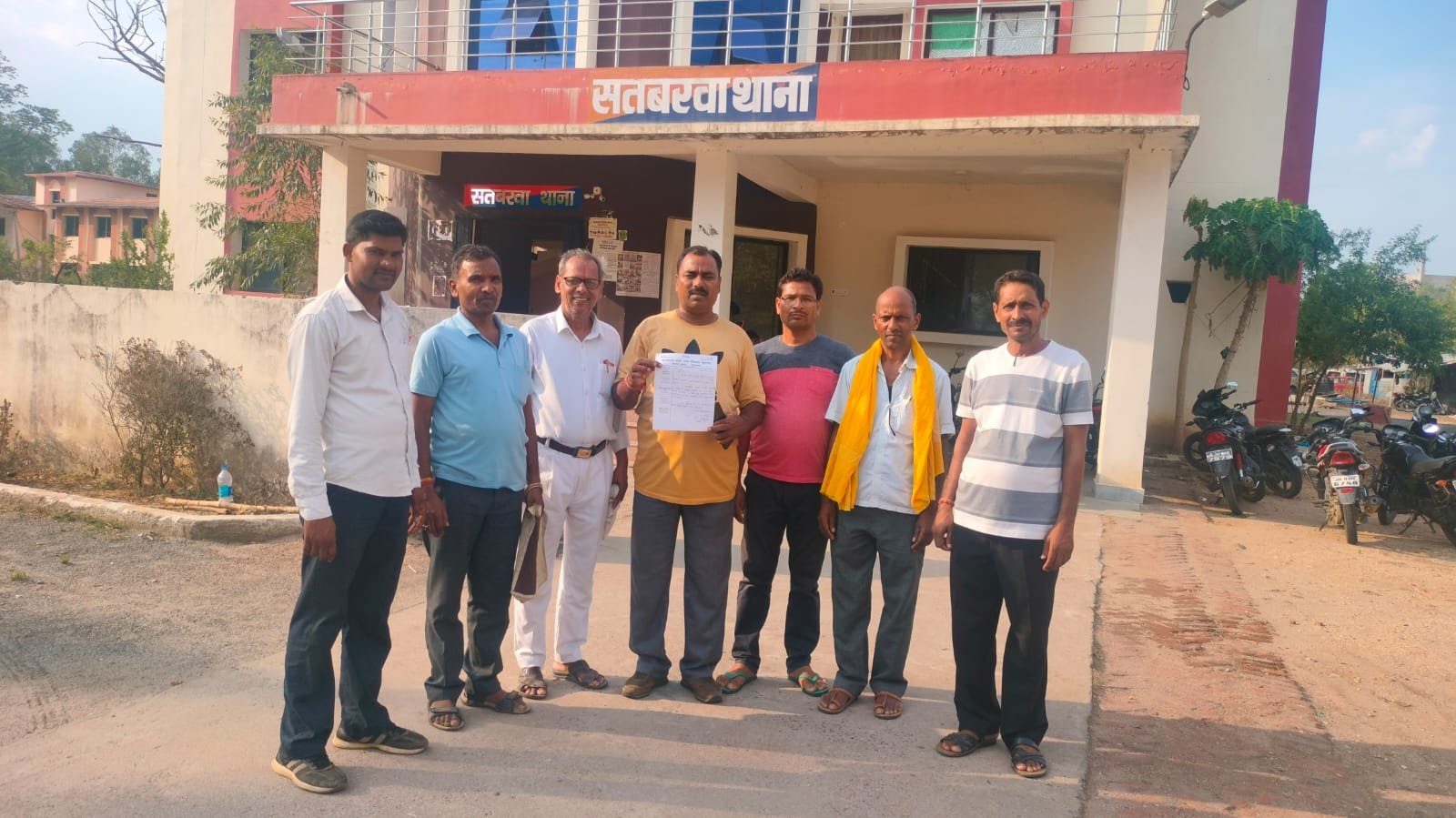 सामान्य काम, सामान्य वेतन को लेकर सहायक शिक्षक का मसाल जुलूस निकलने को लेकर थाना व अंचल कार्यालय को सौंपा गया ज्ञापन सामान्य काम, सामान्य वेतन को लेकर सहायक शिक्षक का मसाल जुलूस निकलने को लेकर थाना व अंचल कार्यालय को सौंपा गया ज्ञापन