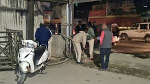 Ranchi घनी आबादी के बीच दो गुटों में जमकर फायरिंग:एक युवक घायल Ranchi घनी आबादी के बीच दो गुटों में जमकर फायरिंग:एक युवक घायल
