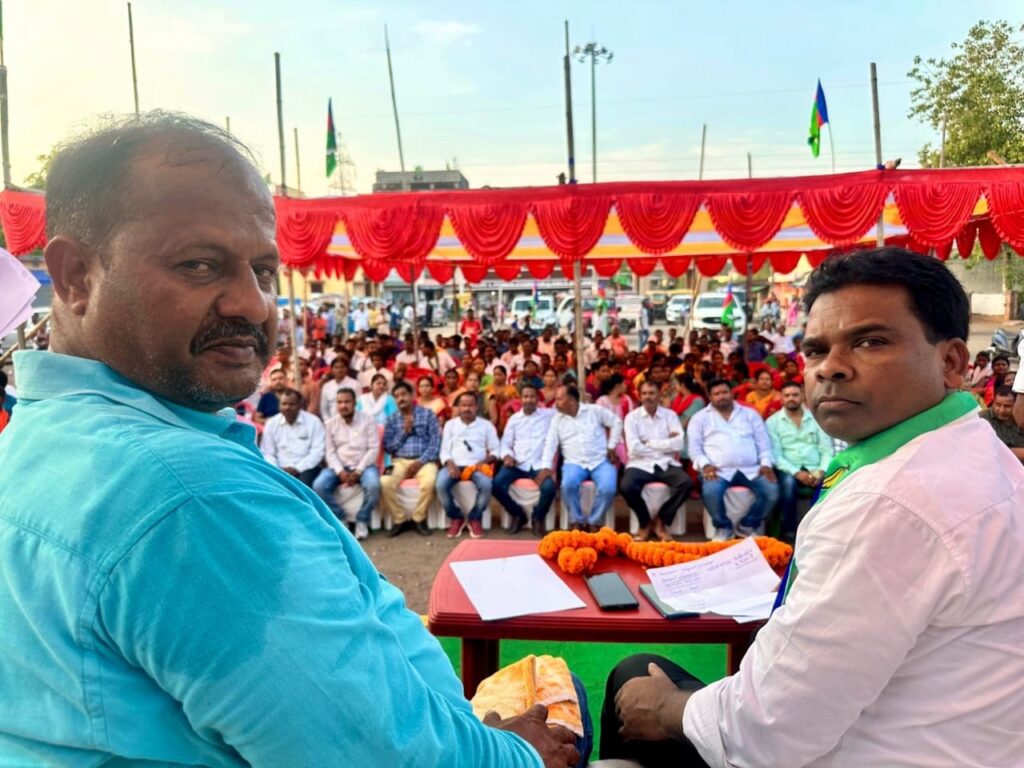 आजसू के बलिदान दिवस कार्यक्रम में जुटी भारी भीड़ आजसू के बलिदान दिवस कार्यक्रम में जुटी भारी भीड़