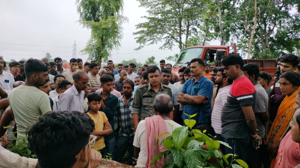 अज्ञात वाहन की चपेट में आने से एक व्यक्ति व भैंस की हुई मौत अज्ञात वाहन की चपेट में आने से एक व्यक्ति व भैंस की हुई मौत
