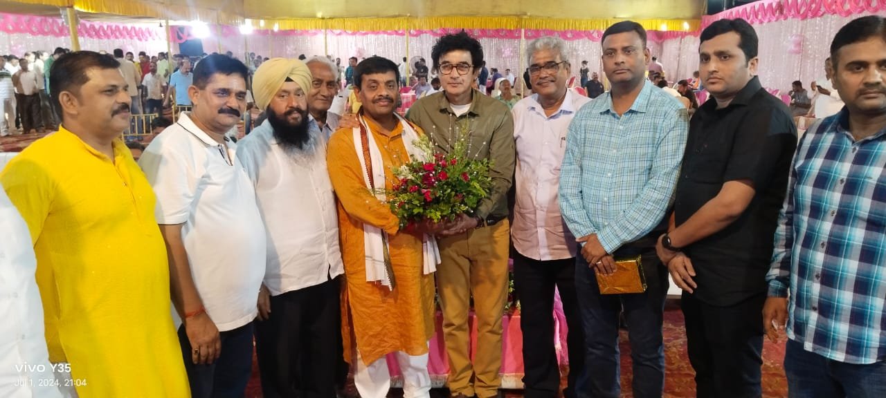 आरके सिंह हुए 49 साल के,डॉ अजय पहुंचे बधाई देने उनके घर आरके सिंह हुए 49 साल के,डॉ अजय पहुंचे बधाई देने उनके घर