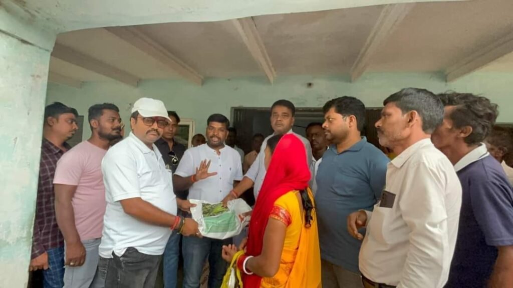 किसानों के बीच किया गया मक्का बीज का वितरण