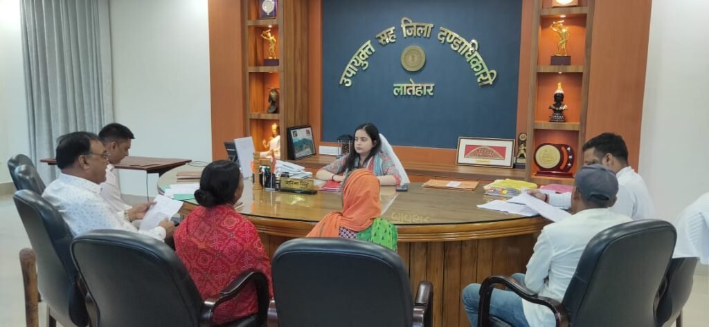जनता दरबार में उपायुक्त ने सुनी आमजनों की समस्याएं जनता दरबार में उपायुक्त ने सुनी आमजनों की समस्याएं