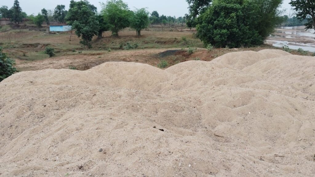 अवैध रूप से किया aजा रहा है बालू का भंडारण। अवैध रूप से किया aजा रहा है बालू का भंडारण।
