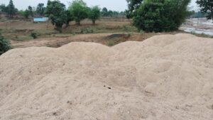 अवैध रूप से किया aजा रहा है बालू का भंडारण।